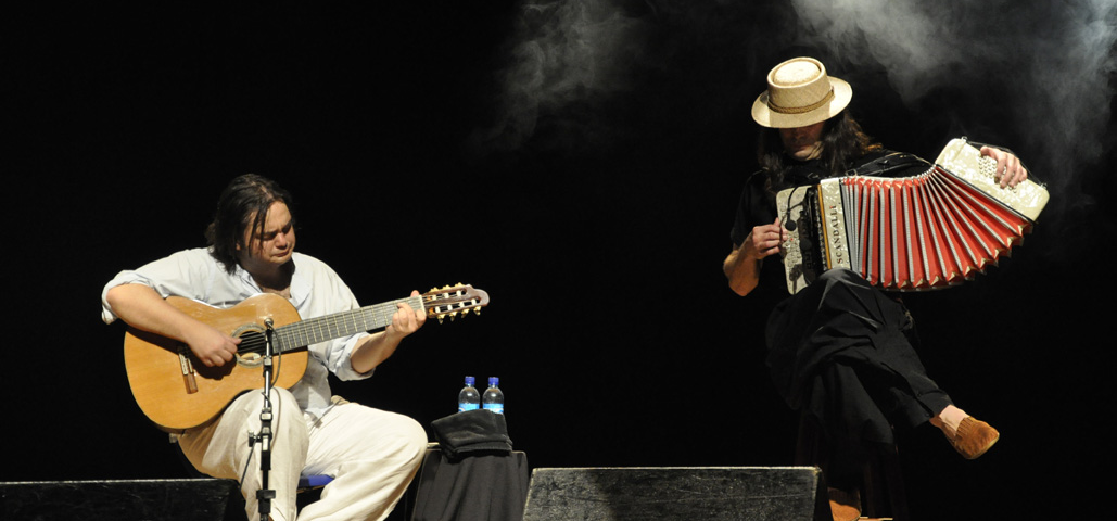 Yamandu Costa e Renato Borghetti fazem show no Sesc 24 de Maio