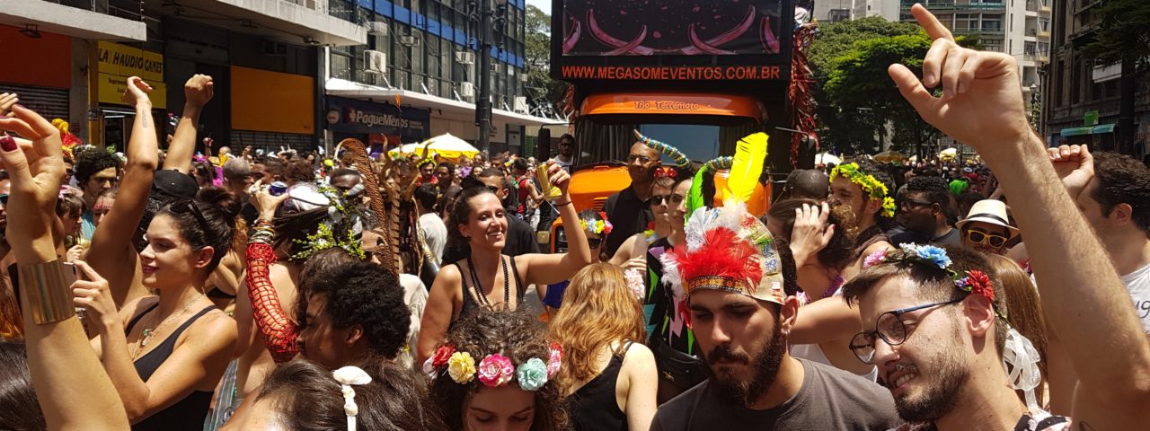 Blocos de rua levam multidão ao centro de São Paulo