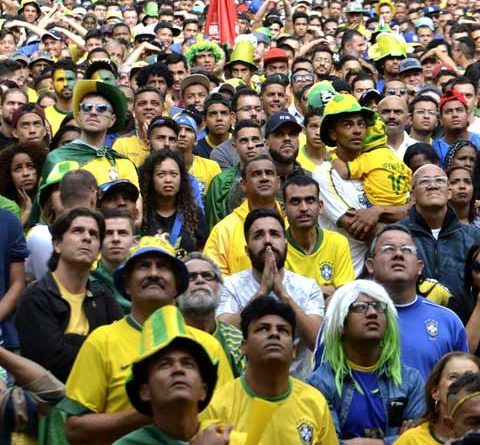 Torcida acompanha o jogo do Brasil no Vale do Anhangabaú