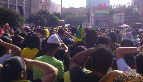 Torcida acompanha o jogo do Brasil no Vale do Anhangabaú