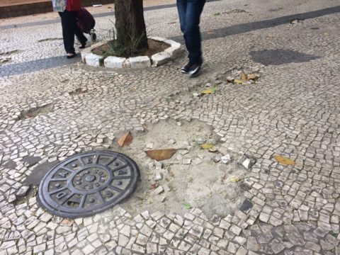Buraco na calçada na região central de São Paulo
