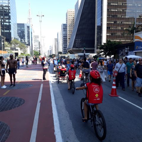 Atividades físicas ao ar livre - Avenida Paulista
