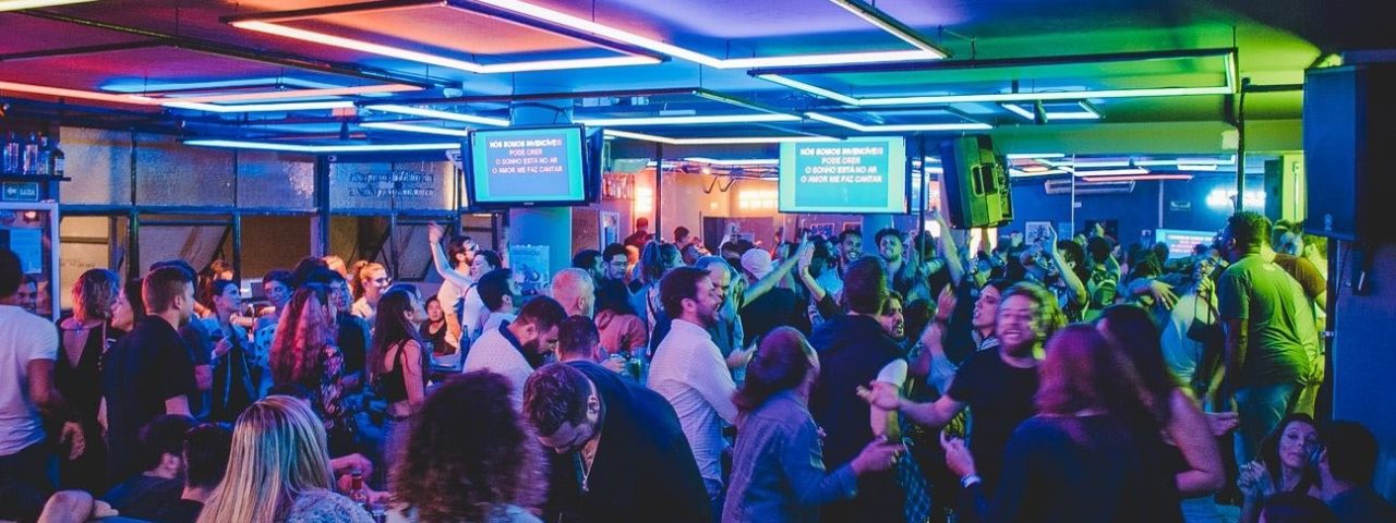 Karaokês no Centro de SP: bares e baladas pra você soltar a voz