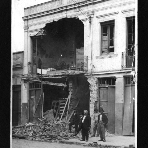 Casa na Rua Caetano Pinto atingida por granada durante a Revolução de 1924. Data: 1924. Acervo Fundação Energia e Saneamento.