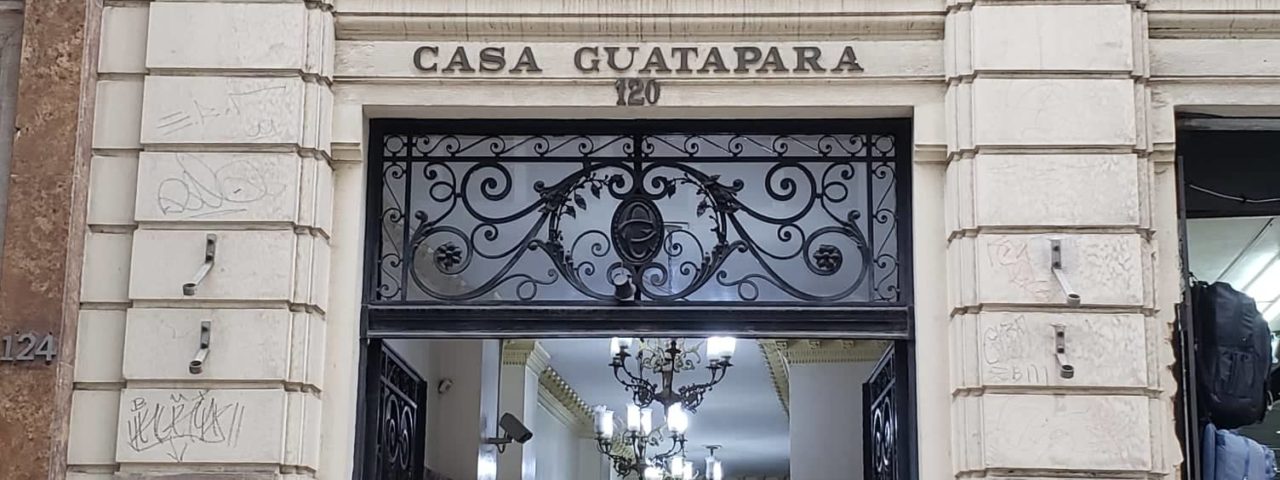 ramos de café nas fachadas - Casa Guatapara