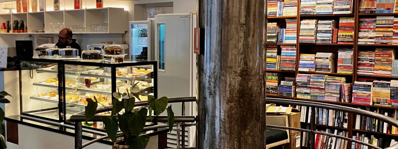 Livrarias de rua com café? Conheça lugares no Centro que juntam essas duas delícias